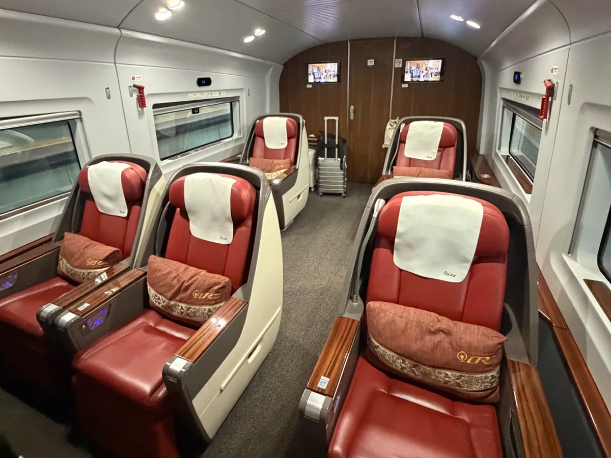 Egg-shell style business class seat