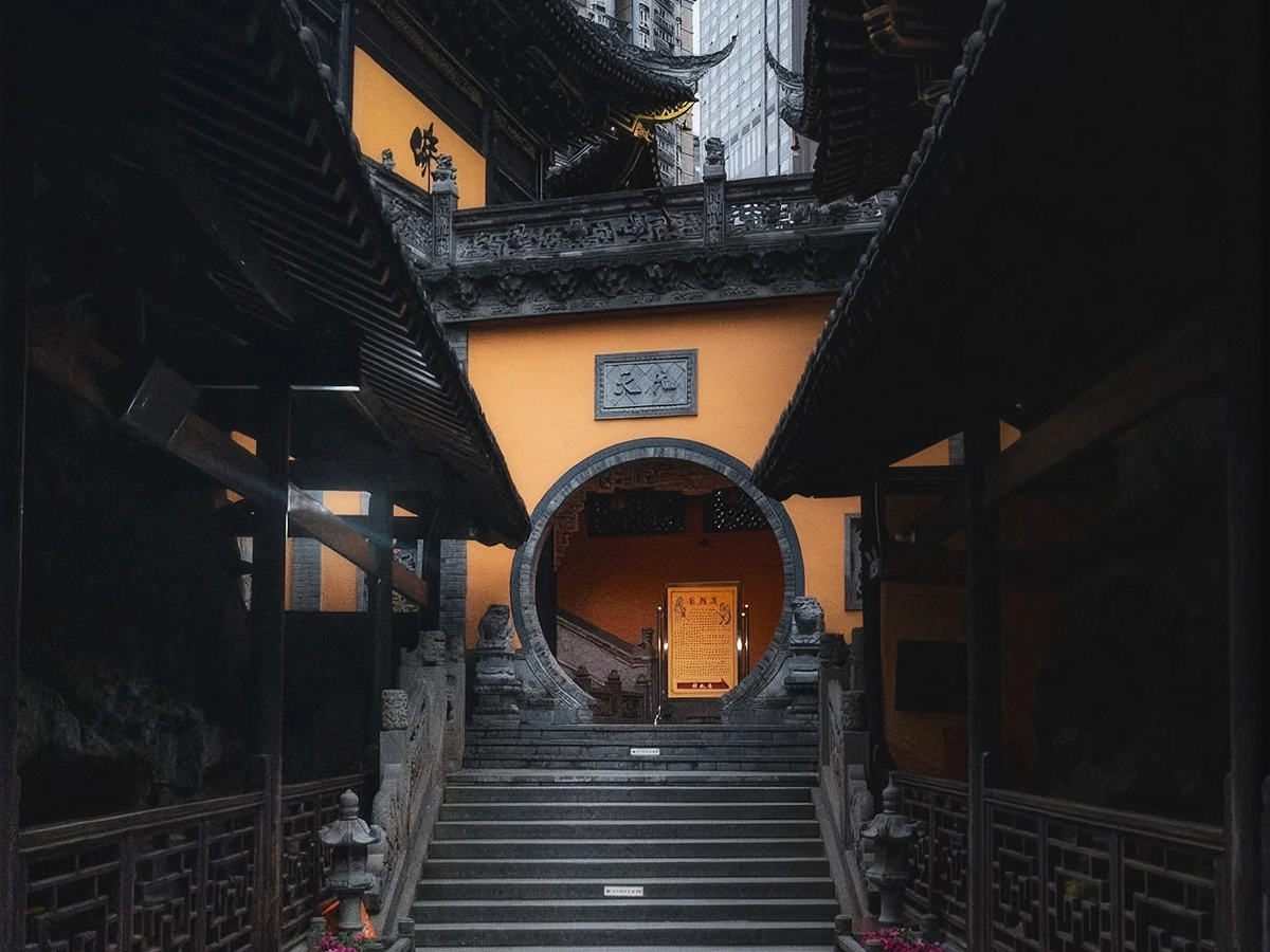 China Travel Etiquette: Temples, Photos, Public Space
