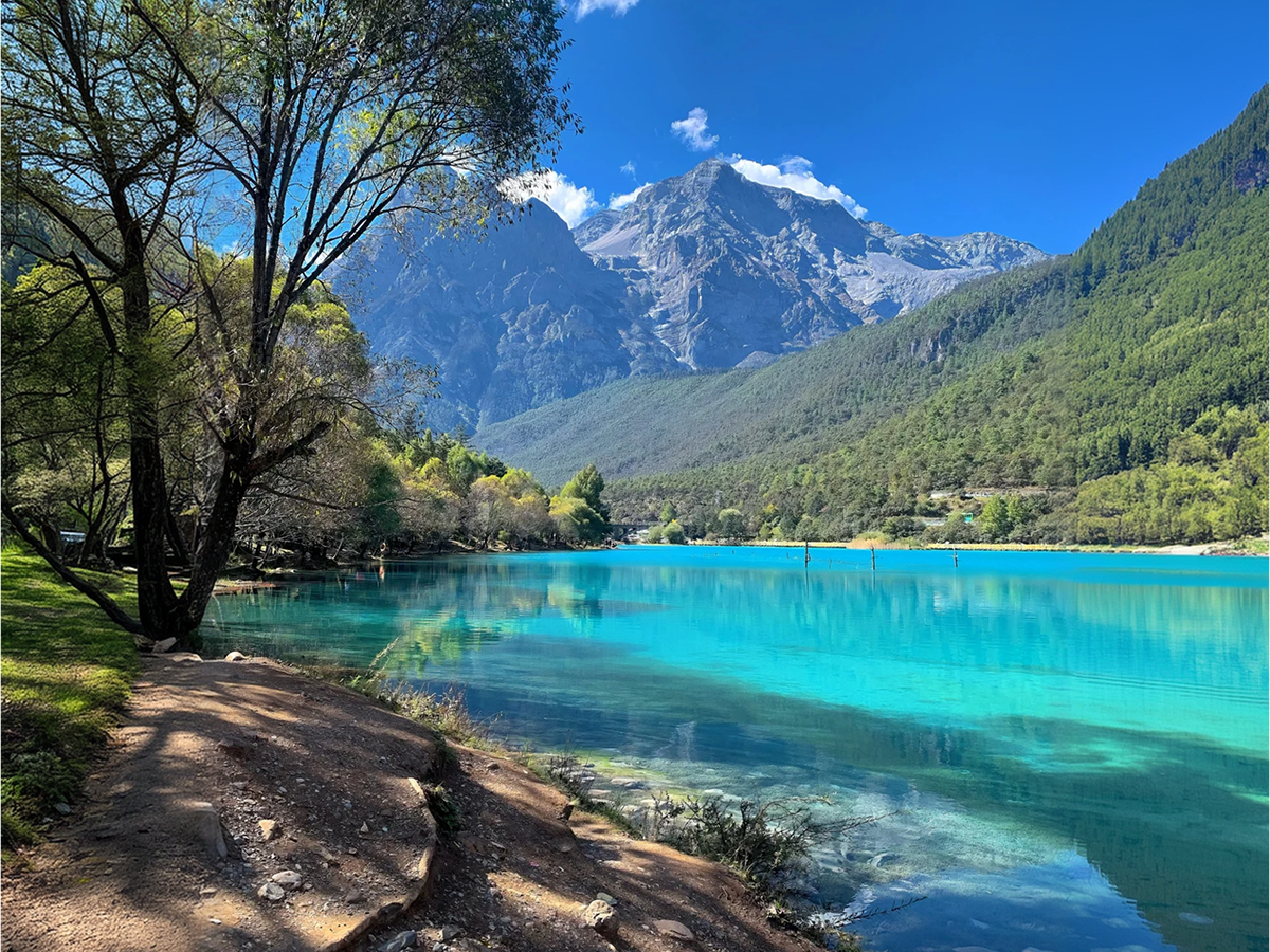 Turquoise pools of Blue Moon Lagoon below Yulong Snow Mountain