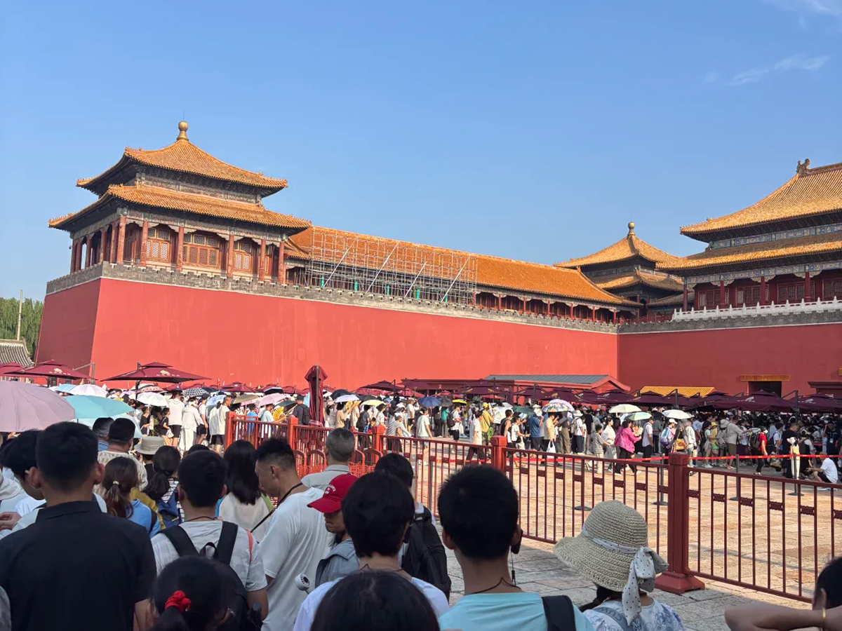 Crowds of visitors at the Palace Museum during Golden Week
