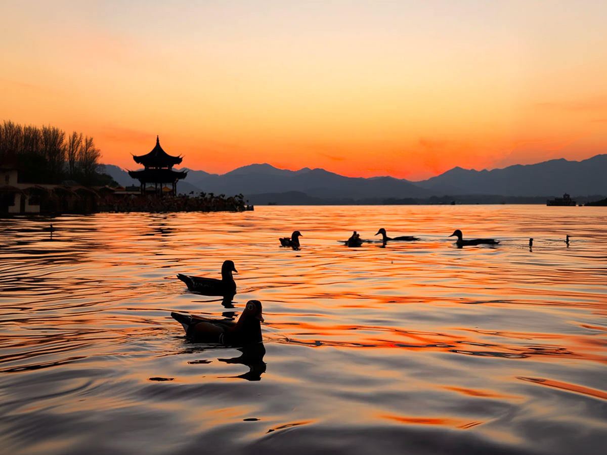 The sunset by West Lake