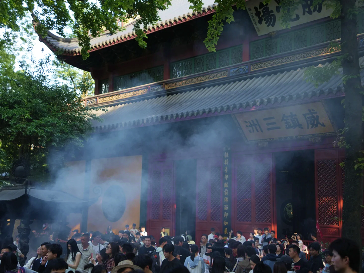 Lingyin Temple - Experience Eastern Zen culture, ancient stone carving art, folk belief rituals, etc