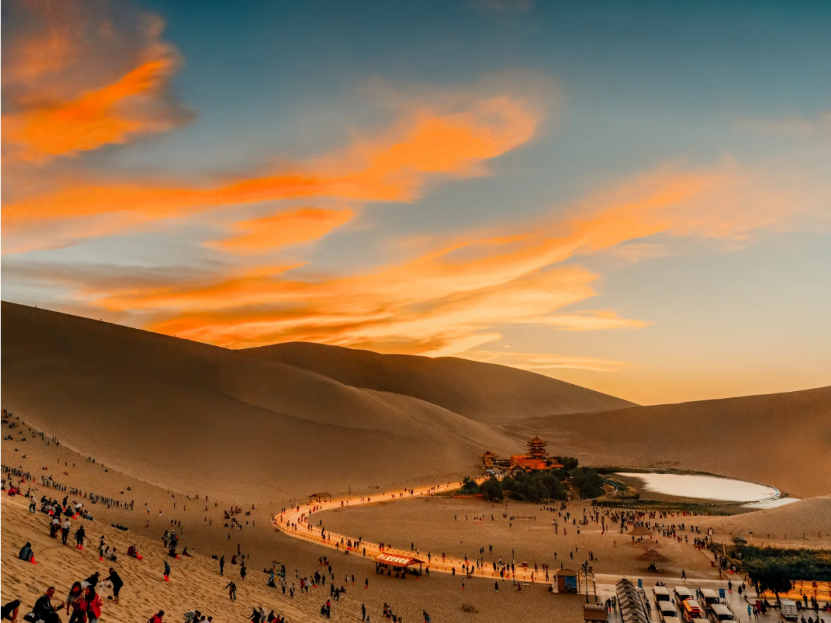 Mingsha Mountain Crescent Spring Dusk