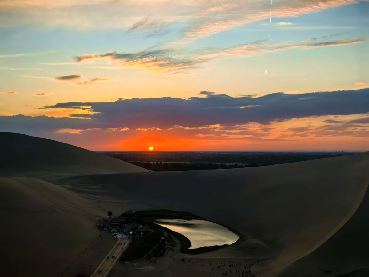 Mingsha Mountain sunset in the evening