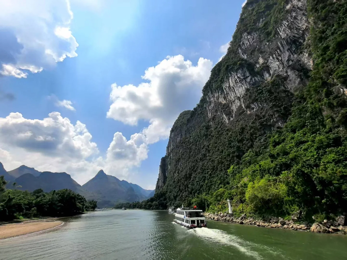 Li River cruise with karst peaks
