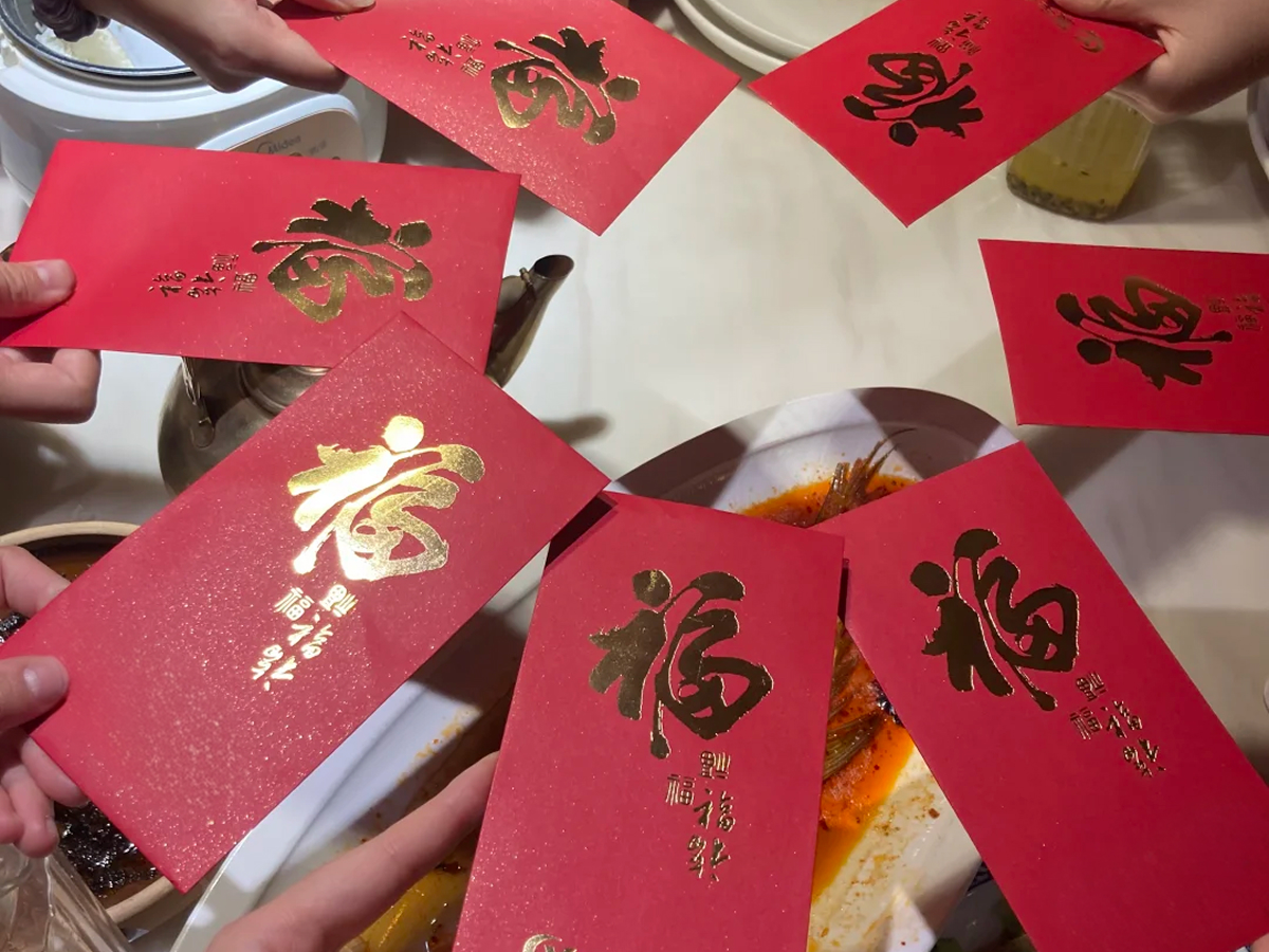 Sending red envelopes at the Chinese New Year reunion dinner table