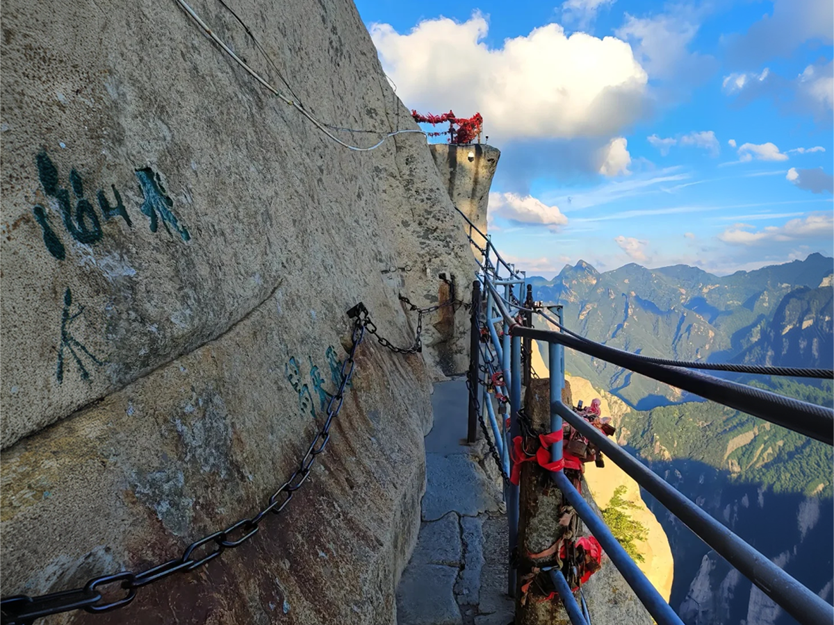 Huashan Long Sky Plank Road