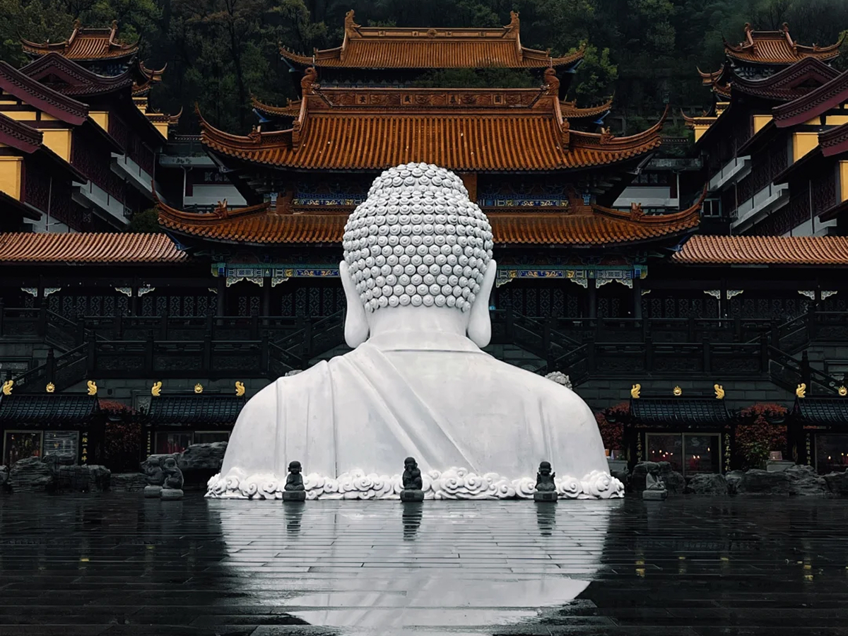 White Buddha statue in Guiyuan Temple courtyard