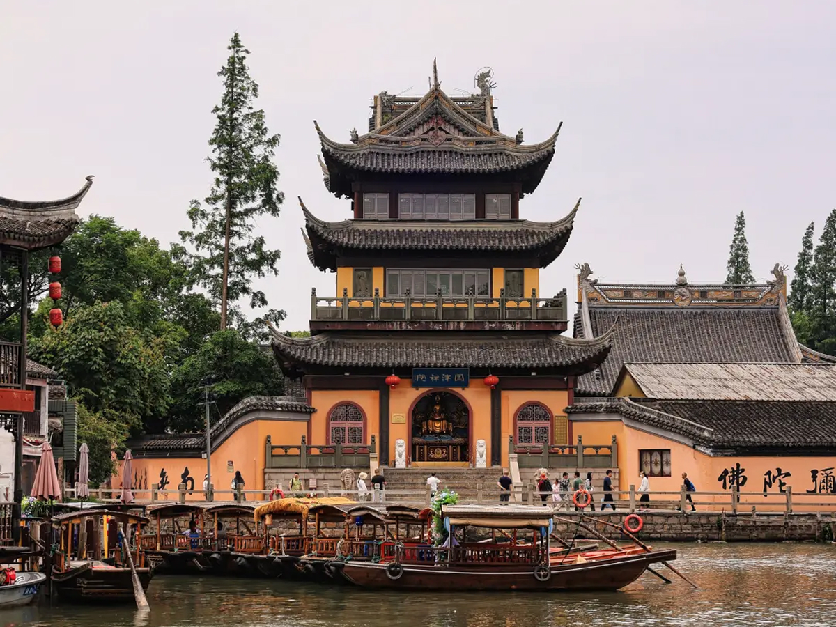 Yuanjin Temple riverside pavilion in Zhujiajiao
